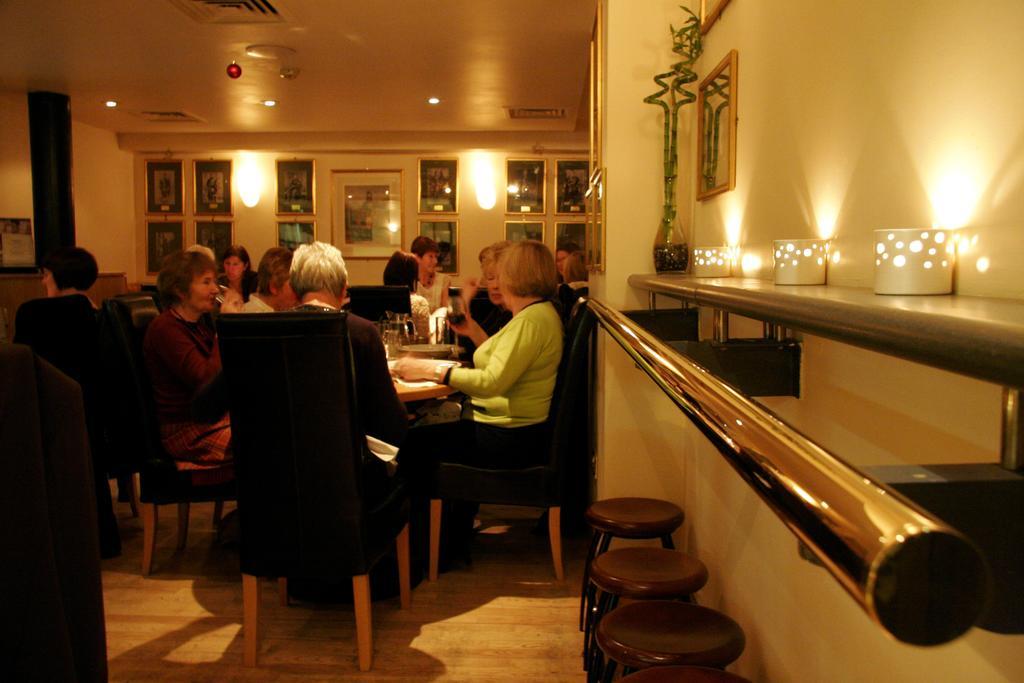 The Pipers' Tryst Hotel Глазгоу Екстериор снимка