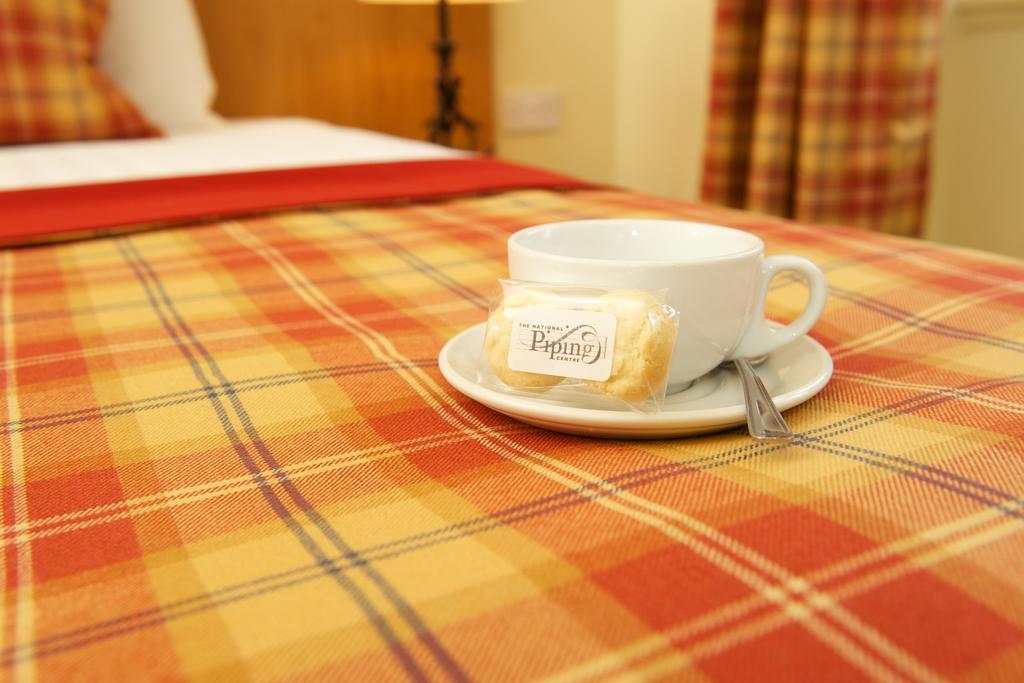 The Pipers' Tryst Hotel Глазгоу Екстериор снимка